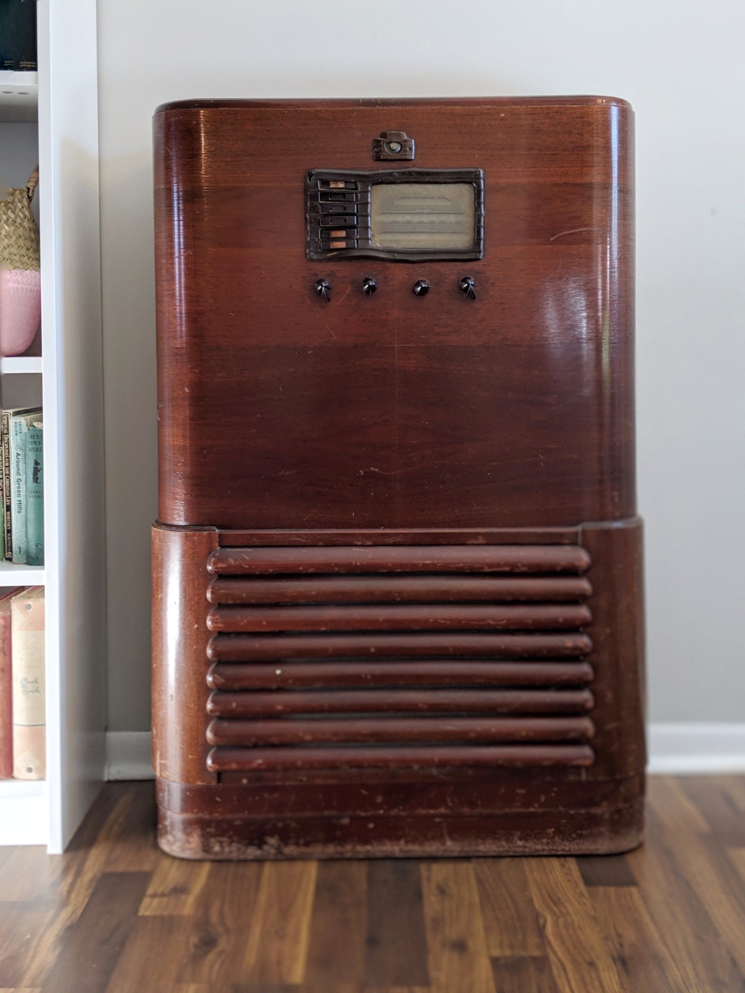 Diy Upcycled Vintage Radio Into Multipurpse Bar Cart